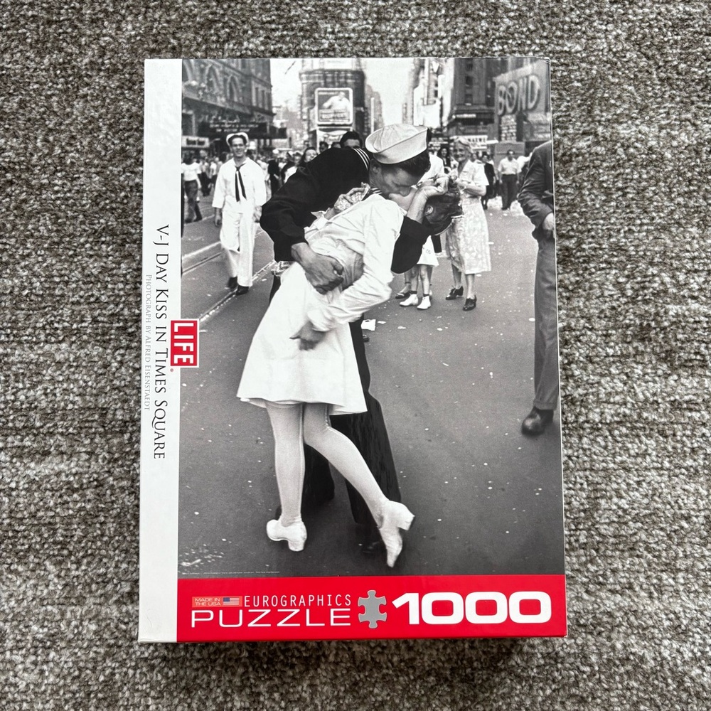 Eurographics 1000 Piece Puzzle V-J Day Kiss in Times Square Jigsaw Puzzle